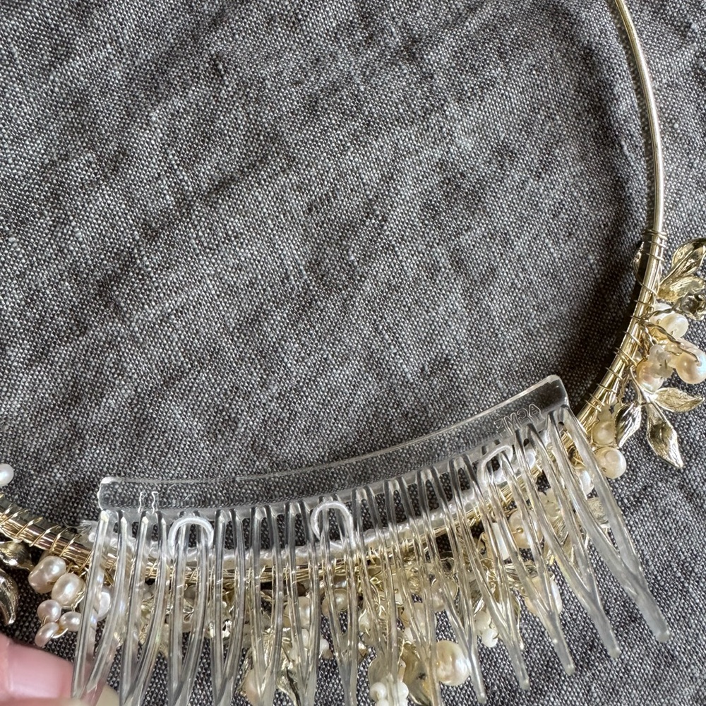 Elegant Gold and Cream Floral Tiara - Picture 4 of 6